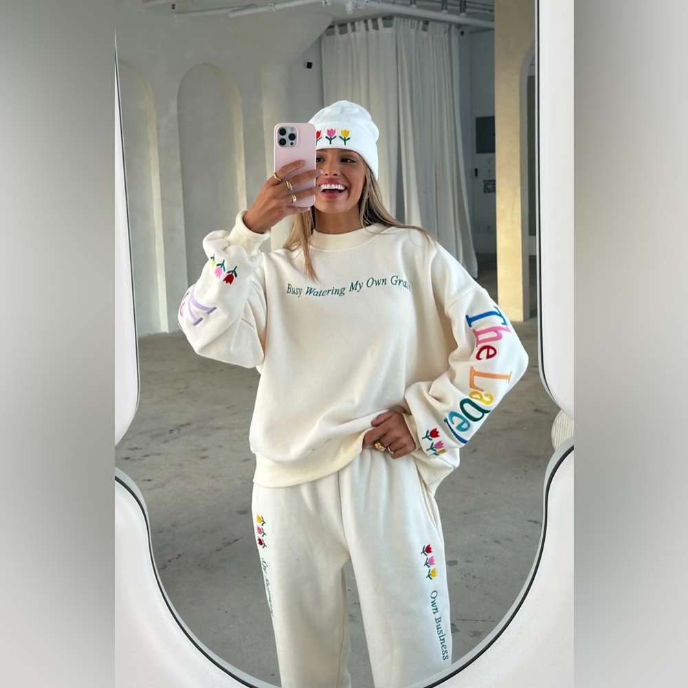 YLLW THE LABEL WATERING MY OWN GRASS OVERSIZED
SWEATSHIRT TULIP FLOWER CREAM
